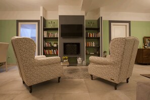 27-inch LED TV with cable channels - B&B Maison de Charme (Pompei)