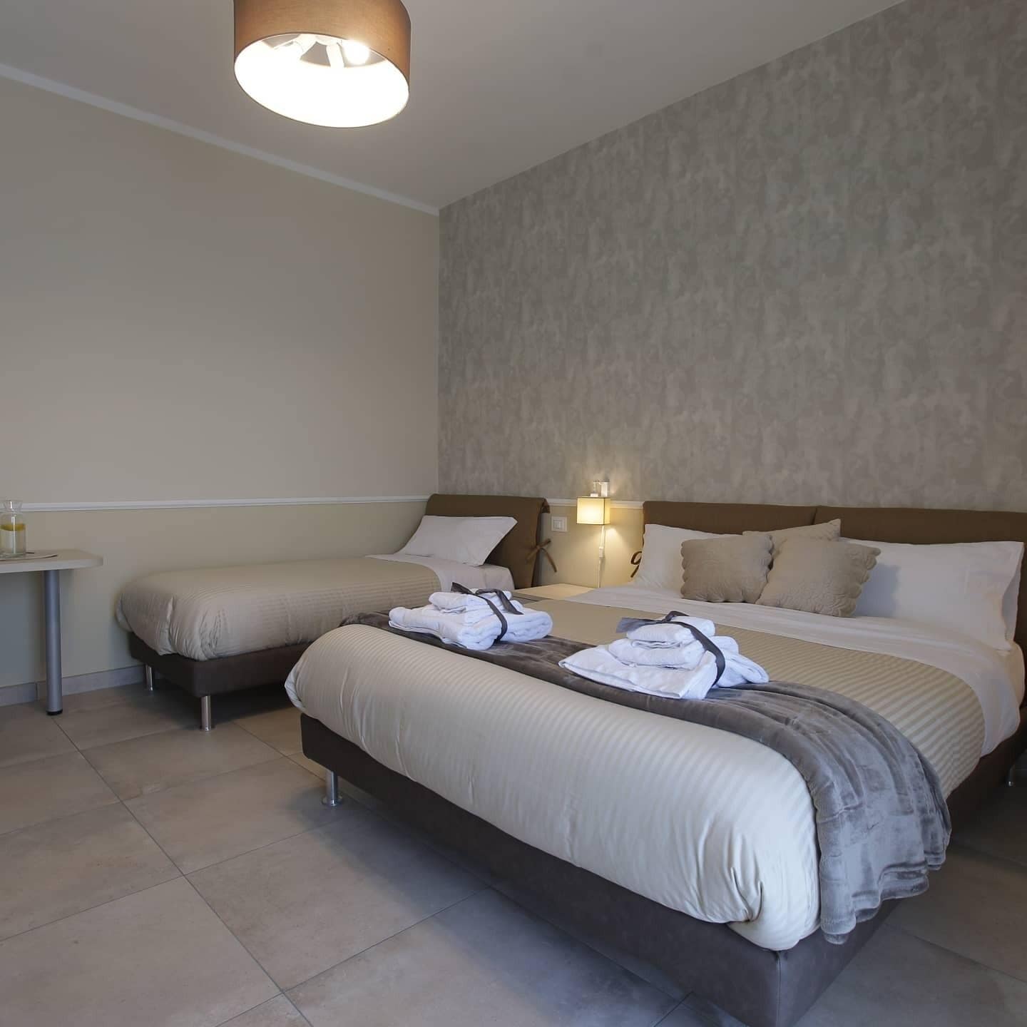 Habitación triple Deluxe, vista al jardín | Espacio para trabajar con laptop y wifi gratis 