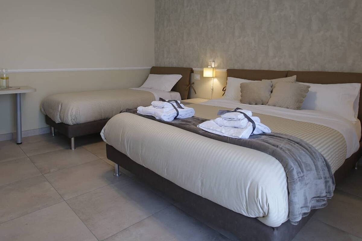 Habitación triple Deluxe, vista al jardín | Espacio para trabajar con laptop y wifi gratis