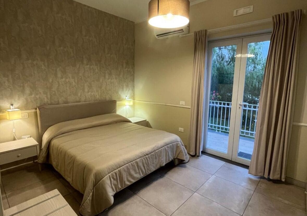 Habitación doble Deluxe, vista al jardín | Espacio para trabajar con laptop y wifi gratis 