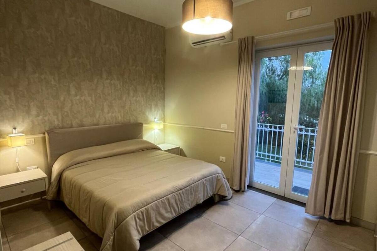 Habitación doble Deluxe, vista al jardín | Espacio para trabajar con laptop y wifi gratis