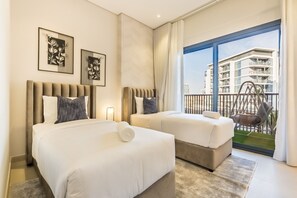 3 bedrooms, in-room safe, iron/ironing board, free WiFi - Balcony-Facing Pool 2BR w/ Asst Room, Minutes Walk to Park and Miracle Garden (Dubai)