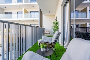 Property grounds - Balcony-Facing Pool 2BR w/ Asst Room, Minutes Walk to Park and Miracle Garden (Dubai)