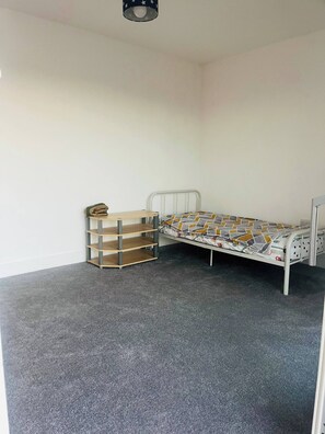 Room - Room-private Room for Female Guest (London)