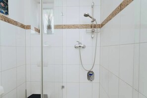 Shower, hair dryer, towels, soap - Central 1-room apartment App. 2p. / 7 min. to main station (Hamburg)