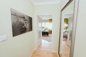 Iron/ironing board, WiFi, bed sheets - Central studio, 7 min. to main station, 2 pers. (Hamburg)
