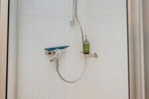 Shower, hair dryer, towels, soap - Central studio, 7 min. to the main station, 2 pers. (center) (Hamburg)