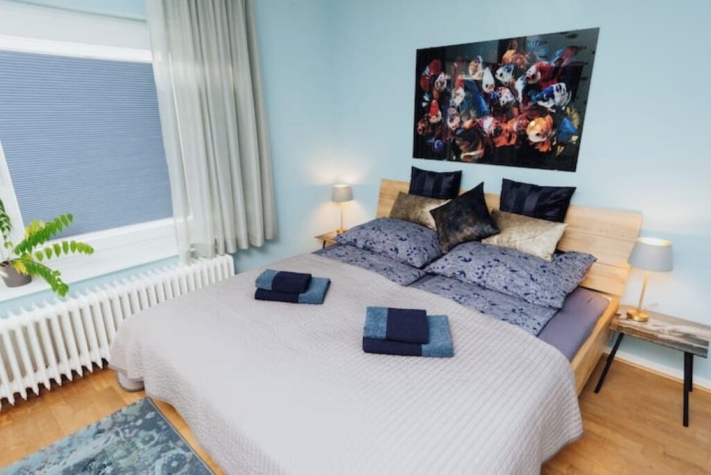 Iron/ironing board, WiFi, bed sheets