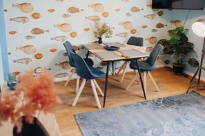 Dining - Central studio, 7 min. to the main station, 2 pers. (center) (Hamburg)