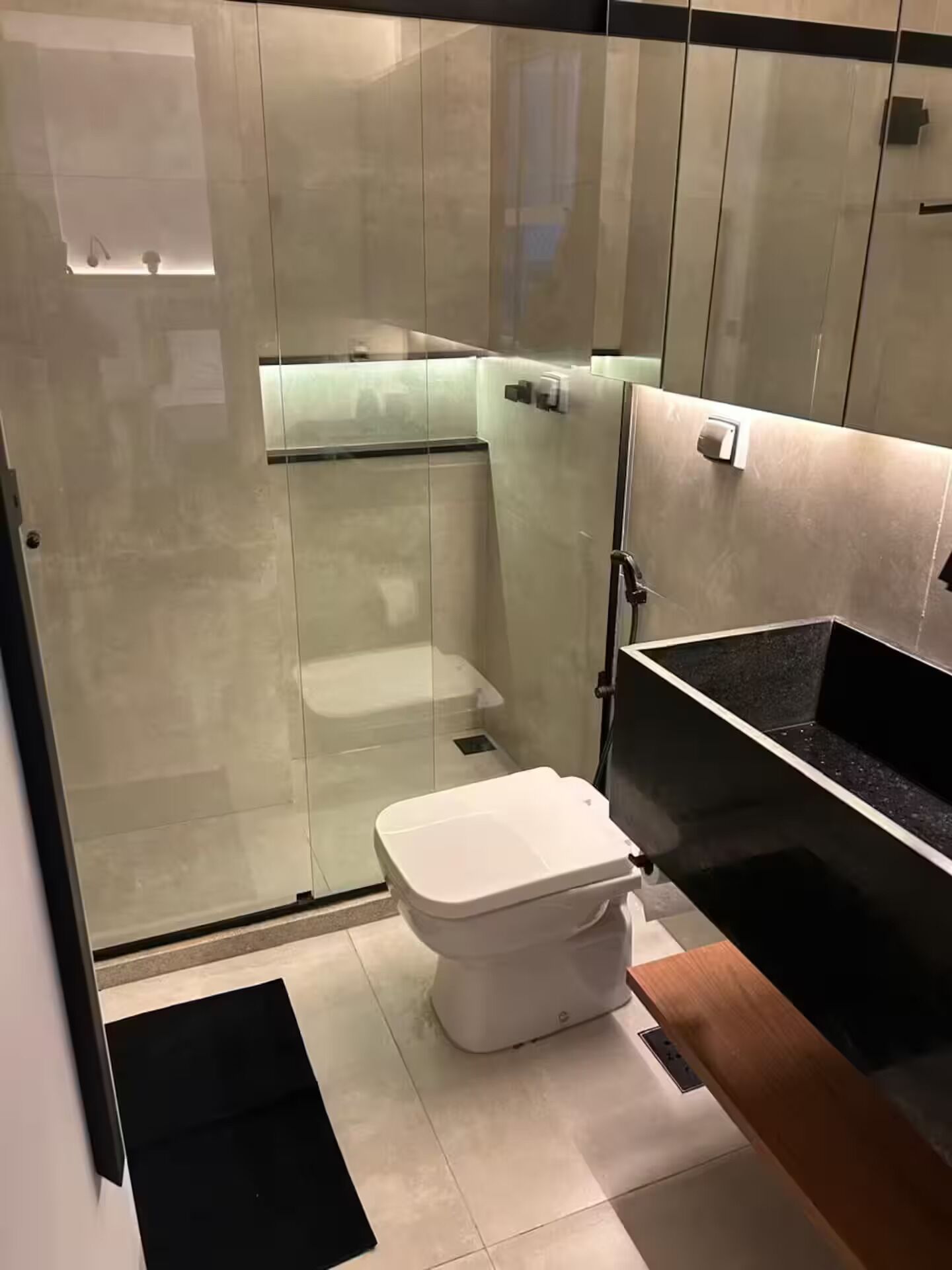 Een douche, een haardroger, handdoeken, zeep