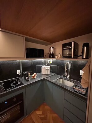 Microwave, oven, stovetop - Elegant and luxurious 3-bedroom apartment in Ipanema, just 400m from the beach! (Rio de Janeiro)
