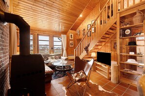 TV, fireplace - Wooden Western Lodge Holiday Home with Mountain Views, Private Terrace and Wi-Fi (Brekendorf)