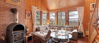 Wooden Western Lodge Holiday Home with Mountain Views, Private Terrace and Wi-Fi