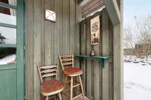 Outdoor dining - Wooden Western Lodge Holiday Home with Mountain Views, Private Terrace and Wi-Fi (Brekendorf)