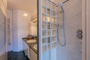 Douche, sèche-cheveux, bidet, serviettes fournies