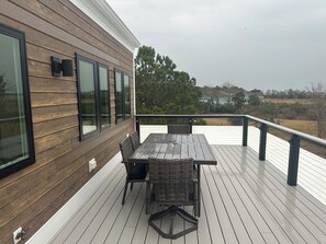 Outdoor dining - Private Waterfront Luxury on Topsail Sound 6BR 6BA Modern Retreat (Hampstead)