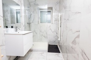 Shower, hair dryer, towels, soap - Dreamland House - Large family home 10 minutes from Disneyland Paris (Villeneuve-le-Comte)