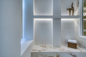 小型套房, 城市景观 | 客房内保险箱、笔记本电脑工作区、遮光窗帘、隔音