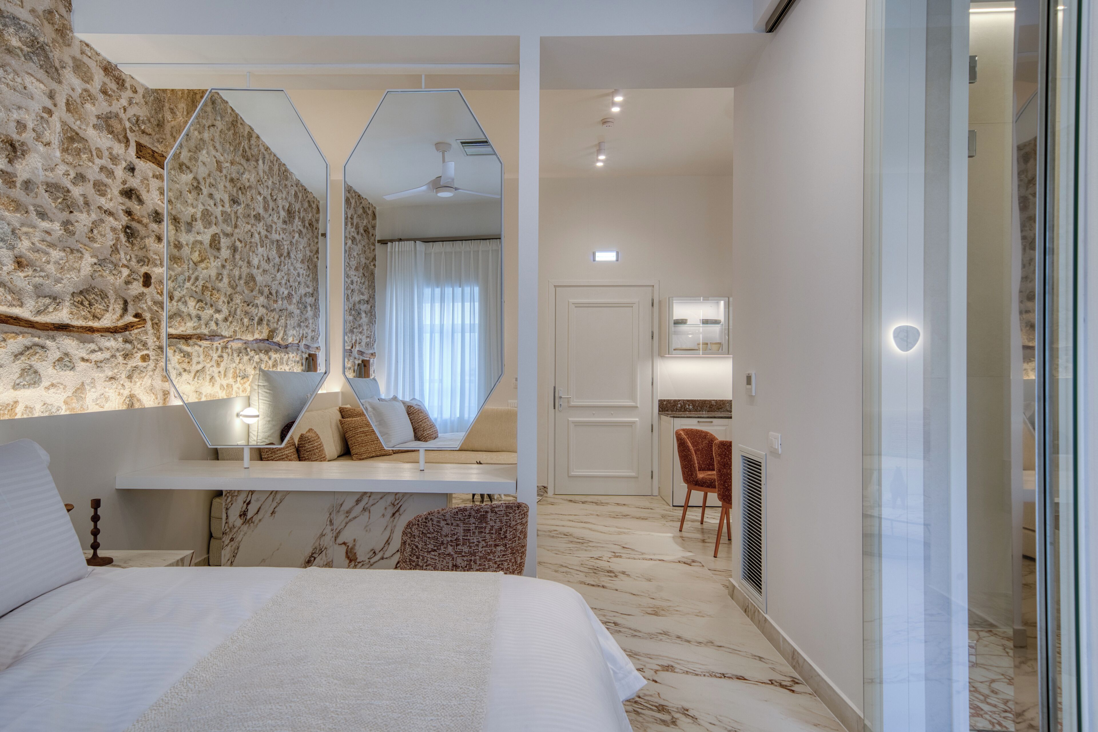 Deluxe Suite, City View | In-room safe, laptop workspace, blackout drapes, soundproofing