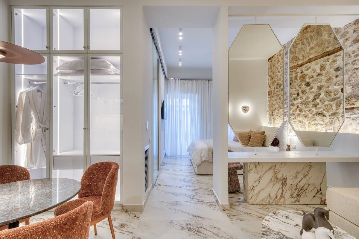 Suite Deluxe, vistas a la ciudad | Caja fuerte, cortinas opacas, sistema de insonorización