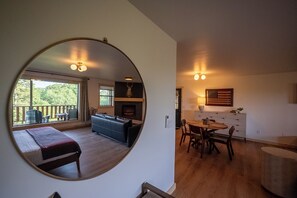 Smart TV, caminetto, libri