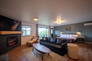 Living area - Smokewoods Loft- Amazing Views (Eureka Springs)