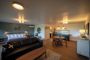 Eine moderne Wohnung mit gemütlichem Wohnbereich, einem Essbereich und einer Küche.