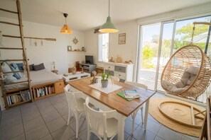 Een bureau, een strijkplank/strijkijzer, reisbedje, gratis wifi
