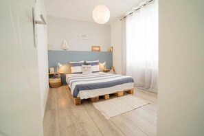 Een bureau, een strijkplank/strijkijzer, reisbedje, gratis wifi