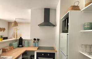 Frigorifero, microonde, forno, piano cottura