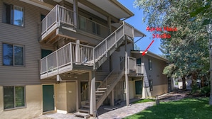A multi-story residential building with a central staircase, balconies, and a small front porch. - Après Haus Studio: Lock-off Unit w Pool, Hot Tubs, Sauna and Vail + BC Shuttle (Avon)