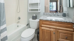 A bathroom with a bathtub, toilet, and sink. - Après Haus Studio: Lock-off Unit w Pool, Hot Tubs, Sauna and Vail + BC Shuttle (Avon)