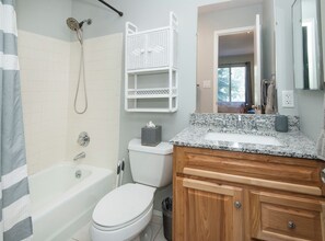Towels, soap, toilet paper - Après Haus Studio: Lock-off Unit w Pool, Hot Tubs, Sauna and Vail + BC Shuttle (Avon)
