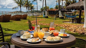 Café da manhã com buffet grátis todos os dias