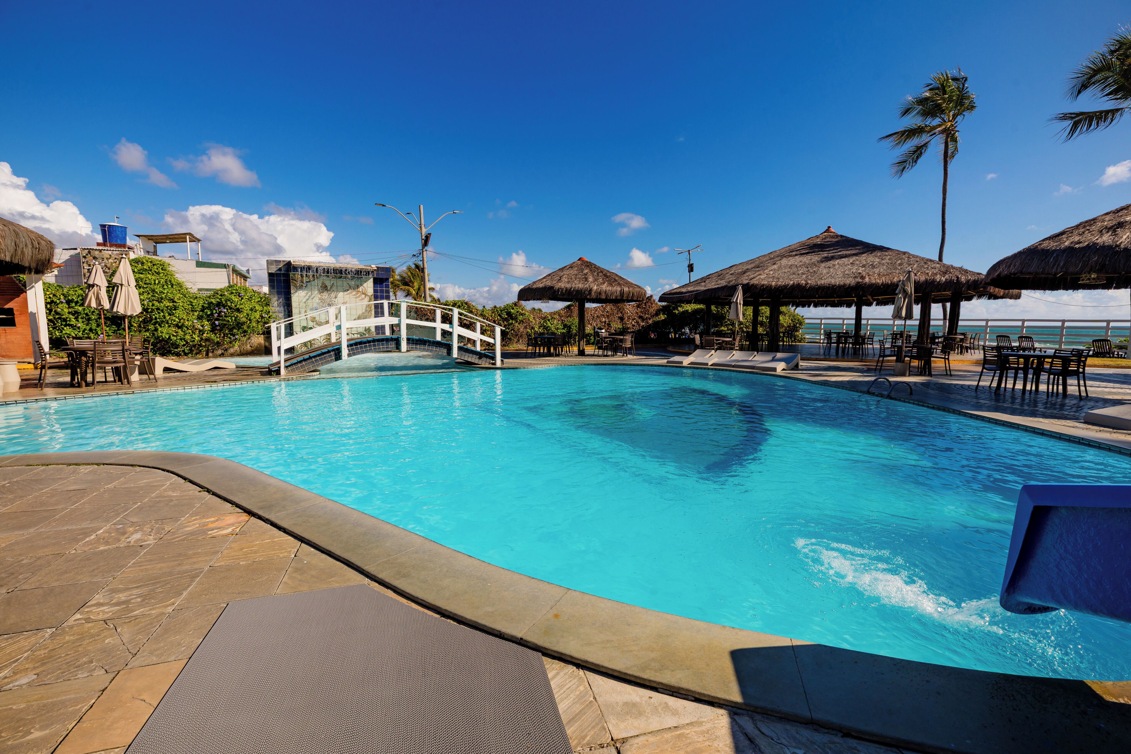 حمّام سباحة خارجي، مظلات على حمّام السباحة، مقاعد للتشمس