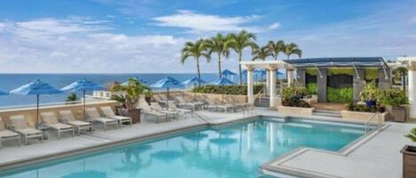 Una piscina al aire libre