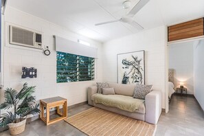TV, offices - Tropical Escape in Coconut Grove (Coconut Grove)