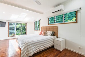 4 bedrooms, iron/ironing board, travel crib, free WiFi - Tropical Escape in Coconut Grove (Coconut Grove)