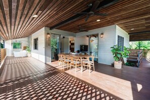 Outdoor dining - Tropical Escape in Coconut Grove (Coconut Grove)
