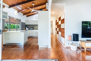 Fridge, microwave, oven, stovetop - Tropical Escape in Coconut Grove (Coconut Grove)