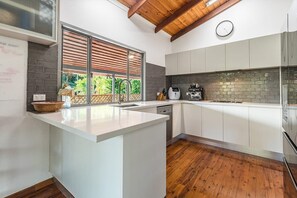 Fridge, microwave, oven, stovetop - Tropical Escape in Coconut Grove (Coconut Grove)