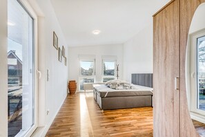 Iron/ironing board, WiFi, bed sheets - Holiday Home 'Haus Primavera' with Shared Terrace, Private Garden and Wi-Fi (Bad Bentheim)