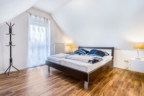 Planxa i posts de planxar, wifi i roba de llit 