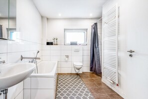 Shower, towels - Holiday Home 'Haus Primavera' with Shared Terrace, Private Garden and Wi-Fi (Bad Bentheim)