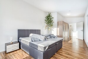 Strykjärn/strykbräda, wi-fi och sängkläder