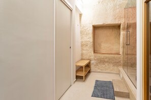 Chambre, 1 lit double | Salle de bain
