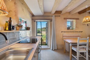 Fridge, oven, stovetop, dishwasher - Holiday Home 'Gîte Les Orchidées' with Shared Pool, Private Terrace and Wi-Fi (Savignac-de-Miremont)