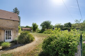 Property grounds - Holiday Home 'Gîte Les Orchidées' with Shared Pool, Private Terrace and Wi-Fi (Savignac-de-Miremont)