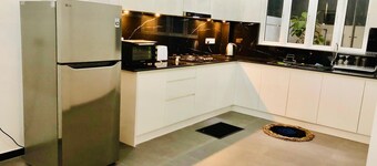 Two Stylish Living Rooms to Relax and Gather 5 minite tuk tuk to Beach and City