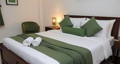 Two Stylish Living Rooms to Relax and Gather 5 minite tuk tuk to Beach and City